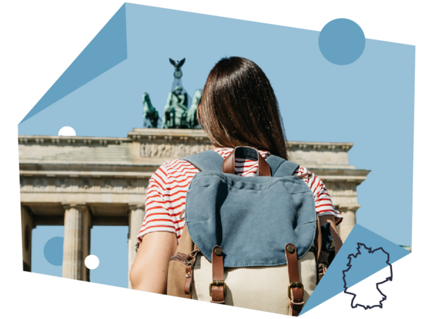 Rückansicht einer Frau mit Rucksack vor dem Brandenburger Tor in Berlin